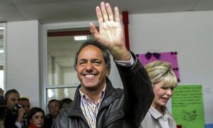 A las 18 horas se cerraron las urnas en Argentina y primeros sondeos otorgan ventaja a Scioli pero habría segunda vuelta