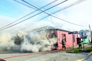 Incendio destruyó vivienda en el centro de Punta Arenas
