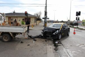 Dos lesionados tras colisión entre taxi y camión Porter