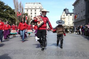 Escuelas Patagonia, Pedro Sarmiento de Gamboa y Agrupación Esencias de mi Tierra participaron en desfile dominical