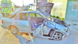 Chofer habría intentado quitarse la vida impactando su auto contra vivienda