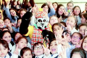 “Gato Juanito” compartió con niños del Centro y Colegio Sagrada Familia