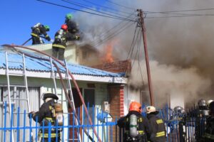 Incendio destruyó una vivienda en Villa Las Nieves y un bombero resultó lesionado