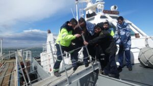 Sorteando olas de gran tamaño y en medio de fuerte temporal Armada logró rescatar a tripulantes pesqueros