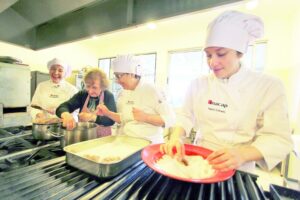 Alumnos de Inacap aprenden gastronomía croata