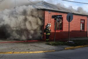 Daños de consideración sufrió vivienda y lavado de vehículos en céntrica esquina de Punta Arenas