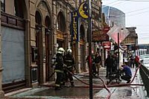 Cuatro restaurantes y un departamento dañado dejó incendio en el centro de Punta Arenas