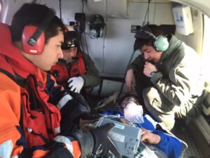 Armada apoya rescate desde paso tortuoso a paciente con crisis hipertensiva