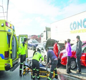 Pasajera de taxi  colectivo lesionada tras choque frontal