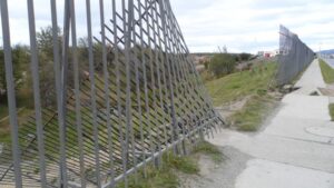 Inician reposición de 25 metros de cerco del Parque María Behety derribado por el viento