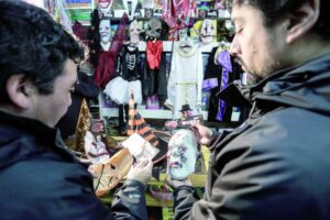 Seremi de Salud realizó fiscalización de comercio por motivo de Halloween