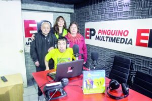 Niño símbolo de Jornadas por la Rehabilitación visitó Pingüino Multimedia
