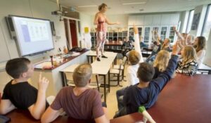 Profesora holandesa de biología y educación física usó su cuerpo para enseñar anatomía