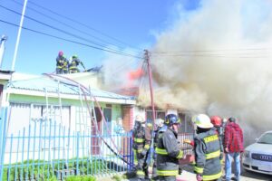 Voraz incendio destruyó vivienda  en Villa Las Nieves de Punta Arenas