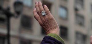Maltrato contra adultos mayores será tipificado como delito tras aprobación de proyecto
