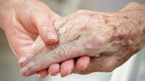 Más de $ 700 mil mensuales implican  los costos de un anciano postrado