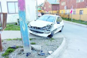 Chocó su auto contra poste  y huyó herido del lugar