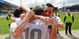 Un polémico penal le permitió a Colo Colo doblegar a Huachipato por 2-1