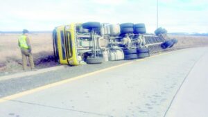 Conductor lesionado  tras volcar camión