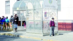 Nadie para el vandalismo callejero de “artistas” que destruyen y ensucian paraderos