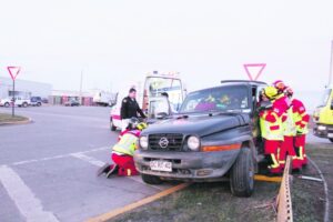 Conductora lesionada tras violenta colisión en Avenida Costanera