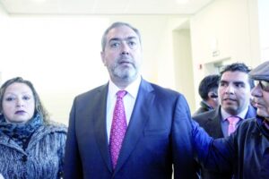 Las contradictorias estrategias del  desaforado senador Carlos Bianchi
