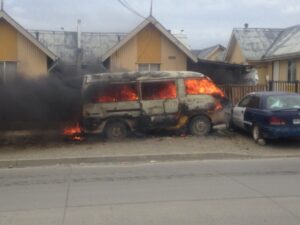 Niños que jugaban con  fósforos incendiaron minibús