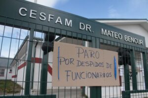 Despidos en Cesfam Bencur: funcionarios alegan nula respuesta de alcalde, mientras Flies y Goic intervienen en conflicto