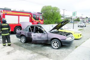 Incendian vehículo a pocos metros de Comisaría de Carabineros