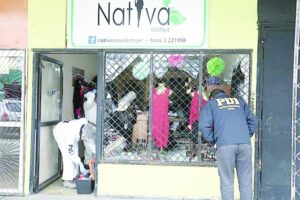 Rompen ventanal y roban polera de céntrica tienda