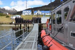 Armada inauguró muelle flotante para Puerto Edén y entregó nueva embarcación