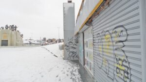Graffiti y pinturas indescifrables cambian paisaje de la Costanera del Estrecho