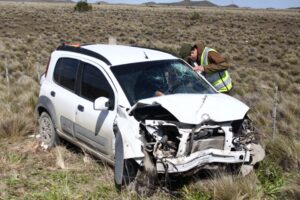 Dos ciudadanos argentinos resultaron lesionados al volcar el vehículo en que viajaban a Punta Arenas