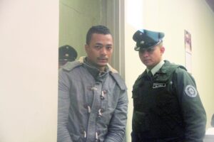 Peluquero colombiano detenido por prender fuego a local