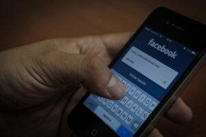 67% de los jóvenes indica haber hablado por Internet con alguien desconocido