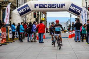 Ciclistas Claudio Botten y Macarena Acuña ganaron la “Vuelta al Estrecho”