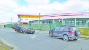Dos mujeres resultaron lesionadas tras colisión con posterior volcamiento