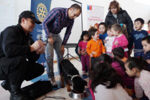 Gendarmería llevó canes adiestrados y material educativo al jardín Caperucita Roja