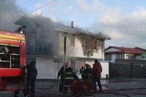 Una mujer lesionada y cinco personas damnificadas dejó voraz incendio en el Barrio 18 de septiembre