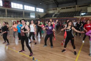 Cientos de mujeres bailaron zumba y le dijeron NO al sedentarismo en el gimnasio fiscal