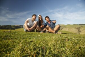 Magallánicos en Nueva Zelanda: anécdotas de la cosecha de kiwis y compras en pijamas