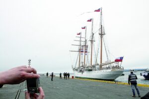 Buque Escuela “Esmeralda” recaló en Punta Arenas después de cinco meses de instrucción
