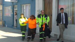 Matrimonio detenido por agredir a tarjetera
