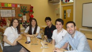 El feliz regreso de los alumnos del Colegio Alemán tras ganar Torneo Delibera Nacional