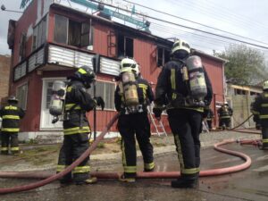 Incendio dejó pérdidas totales en segundo piso de vivienda de avenida España con Paraguaya