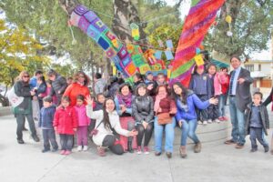 Niños danzan y cantan junto al abedul  que plantó Gabriela Mistral en Punta Arenas