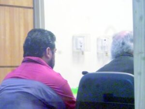 Grababa a las hijas de su pareja  desnudas en el baño de su domicilio