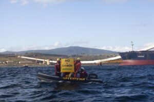 Barco Esperanza de Greenpeace llega hasta Isla Riesco para reclamar por extracción de carbón