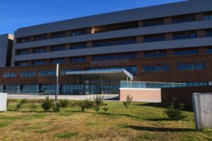 Hombre se fracturó el cráneo tras caer desde una escalera en hostal de Puerto Natales