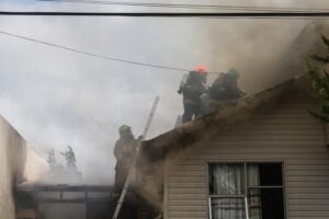 Alistaba el fuego para preparar un asado y terminó provocando un incendio en su casa